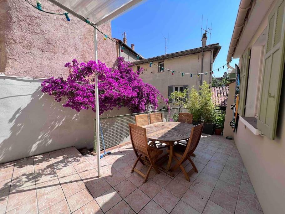 Maison Dans Les Rues Pietonnes Du Vieux Hyères Extérieur photo