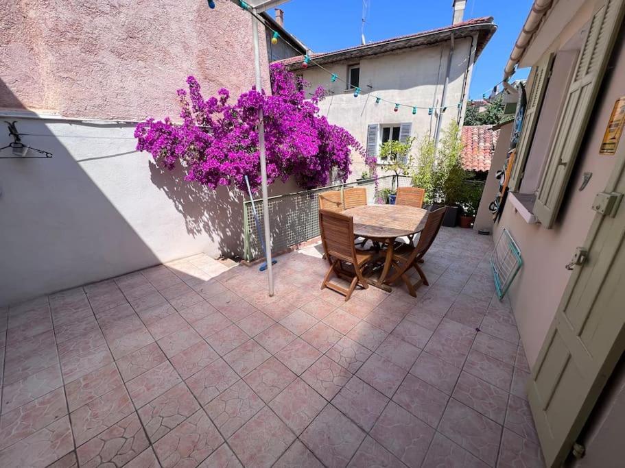 Maison Dans Les Rues Pietonnes Du Vieux Hyères Extérieur photo